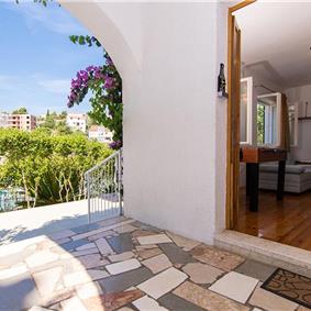 Studio Apartment with Shared Pool near Trogir